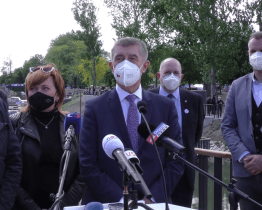 Přístav otevřel předseda vlády se svou suitou