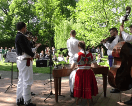 Parkem zněly housle i cimbál