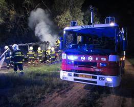 Likvidaci požáru hasičům zkomplikovalo volání o pomoc