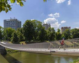 Ikonická lávka v Kroměříži opět slouží