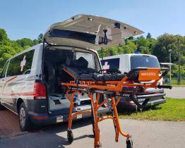 Vozový park krajské nemocnice se rozrostl o čtyři moderní sanitky