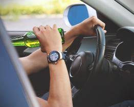 Opilý řidič skončil v příkopu