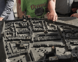 Před radnicí odhalili plastiku historického města