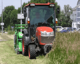 Služby města sečou trávu novými přístroji