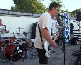 V atriu kina Hvězda koncertovali Nohow a Free Fall