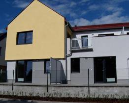 V Tupesích otevřeli novostavbu domu s malometrážním bydlením