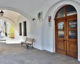 Kroměřížští policisté podpořili kolegu, kterému tornádo sebralo střechu nad hlavou