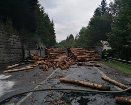 Nehoda náklaďáku na sedm hodin zablokovala silniční tah na Slovensko