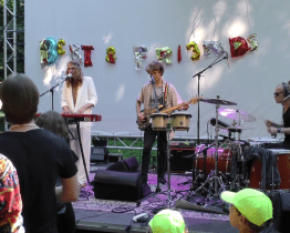 Svátek bláznů si hrál se stíny i zpíval