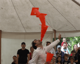 Divadelní den představil kejklíře i swing