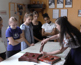 Dívky ze Slovenska si vyzkoušely modrotisk