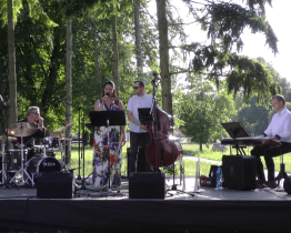 Pod kaštany si vychutnali víno a jazz