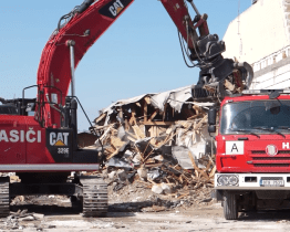 Zničený areál dílen šel k zemi