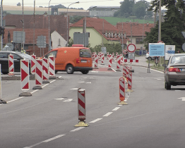 Kolony ze všech příjezdových stran. Uzavírka Kunovic začala