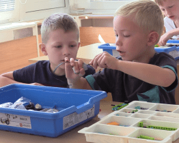 Děti si vyzkoušely naprogramovat robotickou stavebnici