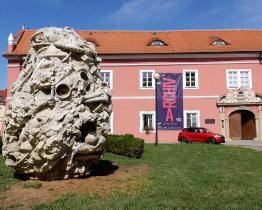 Půltunový kolos: před Galerii Slováckého muzea přistál Meteorit