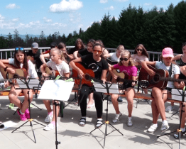 Na Mikulčině vrchu hrálo najednou rekordních čtyřicet kytar