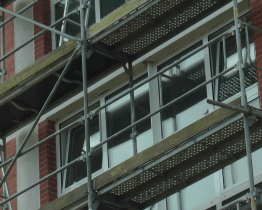 Na Základní škole Mánesova probíhá výměna oken