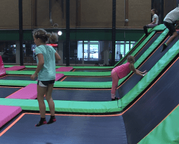 Táborníci skákali na trampolínách