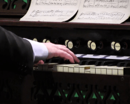 Pouť doprovodily dechovky i varhanní koncert