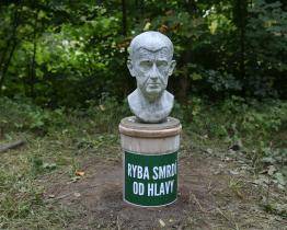 „Ryba smrdí od hlavy“. Zelení odhalili u Bečvy sochu s bustou Babiše
