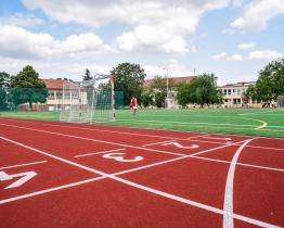 Za obnovený sportovní areál na Mojmíru získalo město čestné uznání