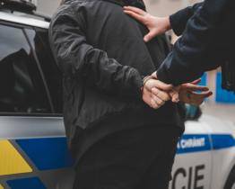 Mladík okradl seniorku o šperky a 25 tisíc korun