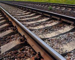 Smrt na kolejích. Mladíka v Malenovicích srazil vlak