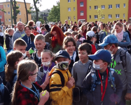 Žáci nastoupili i do školy poničené tornádem