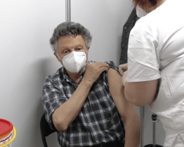 Očkování proti covidu se přesouvá zpět do nemocnice