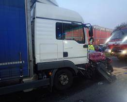 Řidič osobního auta vjel pod kola náklaďáku. Nehodu nepřežil