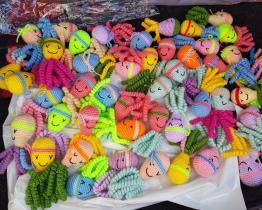 Sedmasedmdesátiletá Miroslava Lidralová háčkuje pro předčasně narozené děti chobotničky