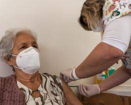 Mobilní tým Baťovky zahájil „tour“ po Zlínsku. Seniory očkuje třetí dávkou