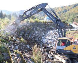 Rekonstrukci vsetínského stadionu zahájila demolice
