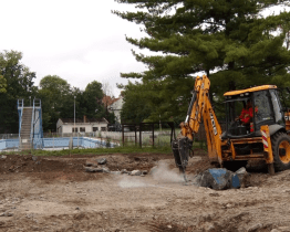 Na městském koupališti začala demolice