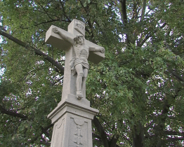 Další opravenou památkou je barokní kříž v Míkovicích