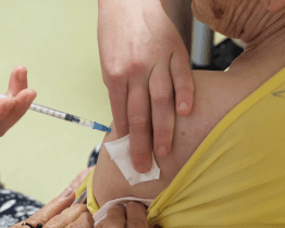 O očkování třetí dávkou je mezi seniory velký zájem