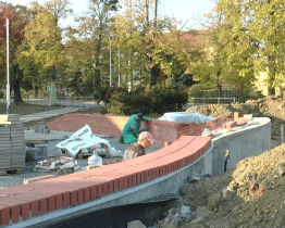 Frekventovaná tržnice na Trávníkách se mění před očima