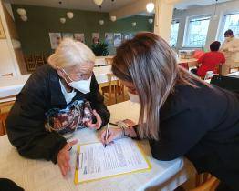 Ve Vsetíně se senioři očkovali přímo v „dépéeskách“