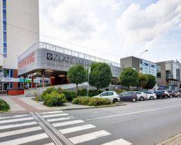 Světelná navigace i nová parkovací místa. Parkoviště obchodního domu prošlo modernizací