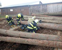 Zavaleného dělníka museli vyprošťovat hasiči