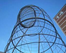 Před Baťovým institutem se objevila housenka raného kapitalismu