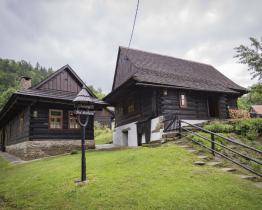 Lidovou stavbou roku je venkovská usedlost v Karolince