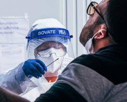 Tisíc nakažených za den. Nárůst je nejvyšší od začátku roku