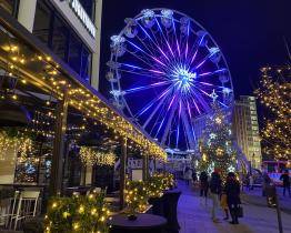 Vánoce u Obchodního domu jsou letos bez trhu, kolo se ale točí dál