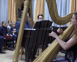 Návštěvníci koncertu se seznámili s harfou