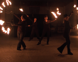 Lampionový průvod vyvrcholil ohnivou show