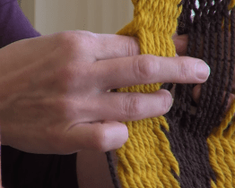 Účastnice kurzu pletly na rámu krosienkou