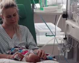 Nedoklubko přivezlo do KNTB dárky pro předčasně narozené děti