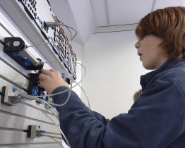 Žáci se v kamionu učili novým technologiím